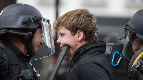 Сотрудники полиции задерживают одного из участников акции противников реформы трудового законодательства в Париже. - Sputnik Молдова