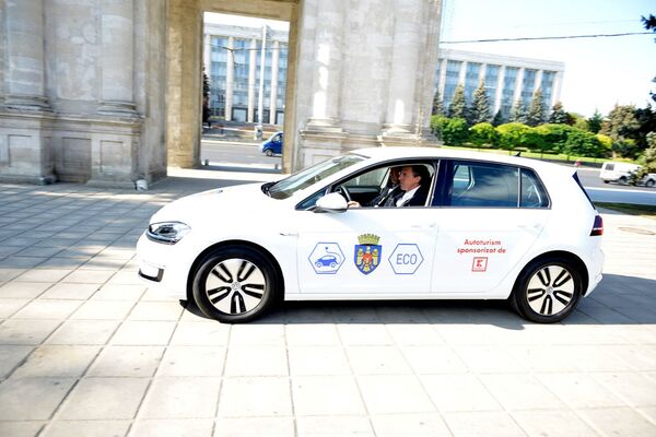 Compania germană „Kaufland a donat astăzi Primăriei municipiului Chişinău un automobil electric, marca Volskwagen e-Golf - Sputnik Moldova