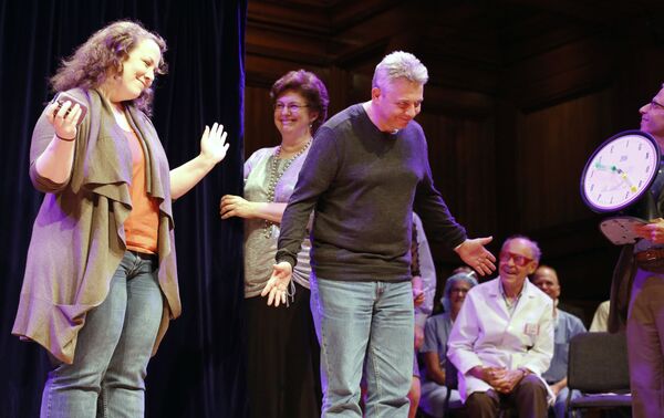 Марк Авис из Новой Зеландии и Сара Форбс из Великобритании на церемонии вручения Шнобелевской премии - Sputnik Молдова