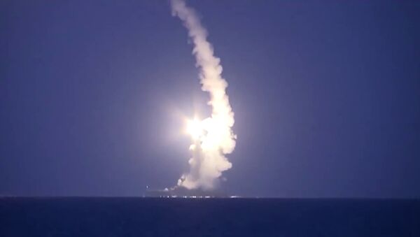 Lansarea rachetelor de croazieră de pe o corabie militară aparținând Federației Ruse - Sputnik Moldova-România