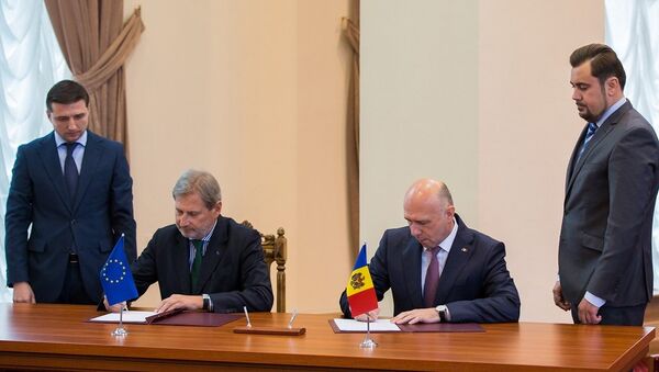 Премьер-министр Молдовы Павел Филип и еврокомиссар по политике соседства и переговорам по расширению Йоханнес Хан - Sputnik Moldova