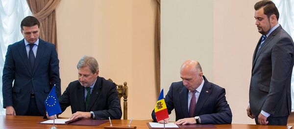 Премьер-министр Молдовы Павел Филип и еврокомиссар по политике соседства и переговорам по расширению Йоханнес Хан - Sputnik Молдова
