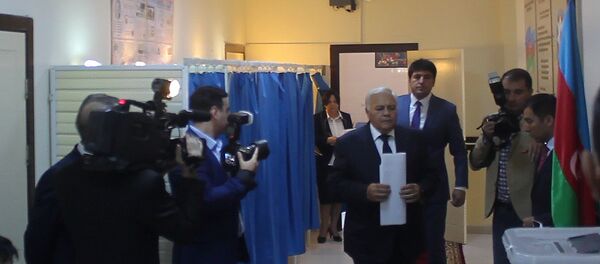 Спикер Милли Меджлиса голосует и верит в успех референдума Спикер Милли Меджлиса голосует и верит в успех референдума - Sputnik Молдова