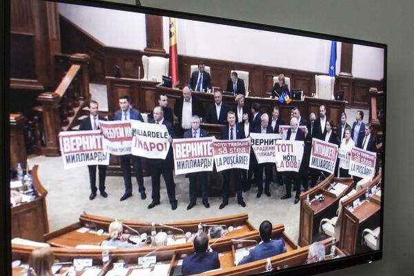 Протест социалистов в парламенте Молдовы 27 сентября 2016 года Протест социалистов в парламенте Молдовы 27 сентября 2016 года - Sputnik Молдова