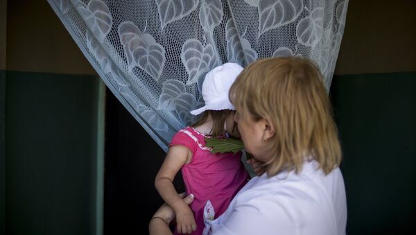 Эвакуация детей из дома ребенка в Луганске - Sputnik Moldova
