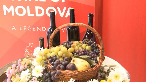 Ко Дню вина: прибывающим пассажирам в аэропорту Кишинева – вино - Sputnik Молдова