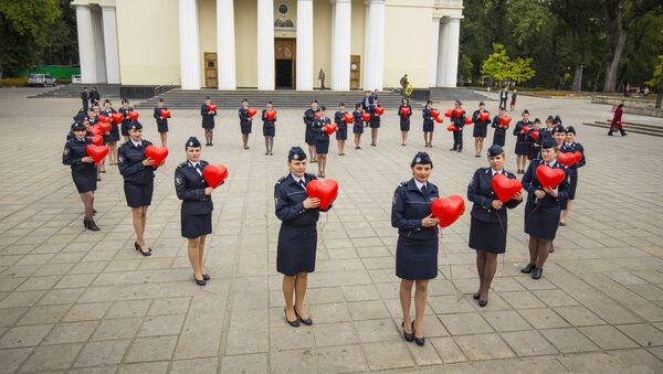 Frumoasele domnișoare în uniformă s-au „aliniat” în fața Catedralei formând conturul unei inimi. - Sputnik Moldova