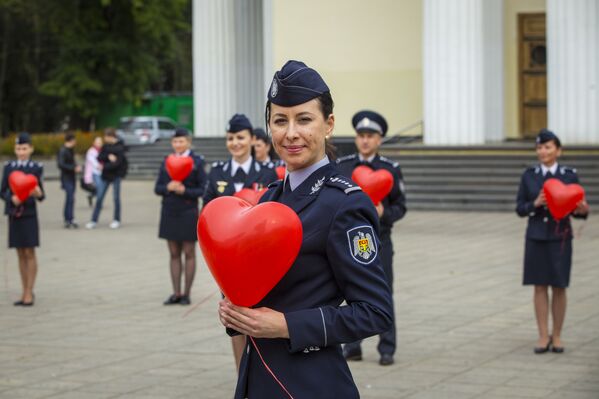 Fiecare ținea în mâini câte un balon roșu în formă de inimă. - Sputnik Moldova