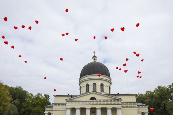 Небо, красные шарики, купол собора. - Sputnik Молдова