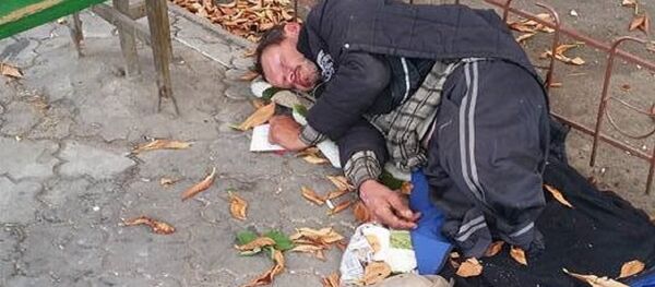 Un bărbat zace pe strada Ismail din Chișinău - Sputnik Moldova