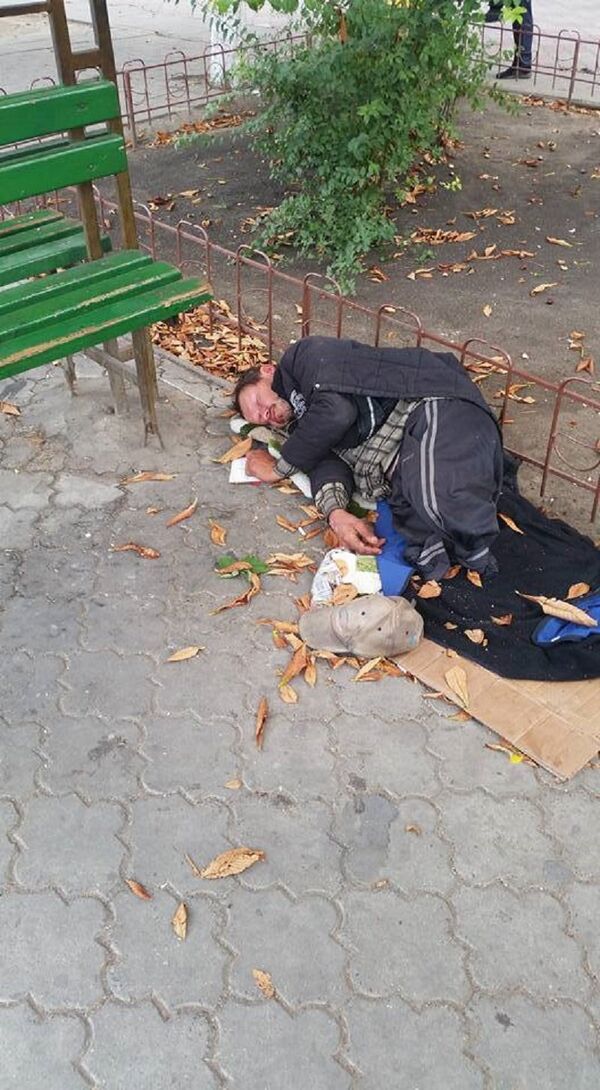 Un bărbat zace pe strada Ismail din Chișinău Un bărbat zace pe strada Ismail din Chișinău - Sputnik Moldova