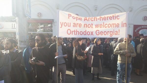 Акция протеста у стадиона в Тбилиси, где служит мессу Папа Римский - Sputnik Молдова