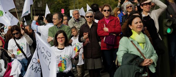 People attend an anti-abortion rally in Madrid, Spain, Saturday, Nov. 22, 2014 People attend an anti-abortion rally in Madrid, Spain, Saturday, Nov. 22, 2014 - Sputnik Молдова
