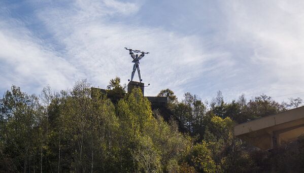 Statuia lui Prometeu care domină peste lacul și barajul Vidraru - Sputnik Moldova