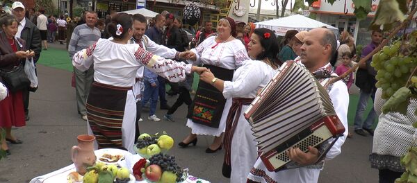 Десятки тысяч людей отпраздновали День вина в Оргееве - Sputnik Молдова