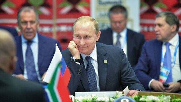 Президент Российской Федерации Владимир Путин во время встречи с лидерами БРИКС в узком составе в Уфе - Sputnik Молдова