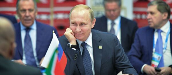 Президент Российской Федерации Владимир Путин во время встречи с лидерами БРИКС в узком составе в Уфе - Sputnik Молдова