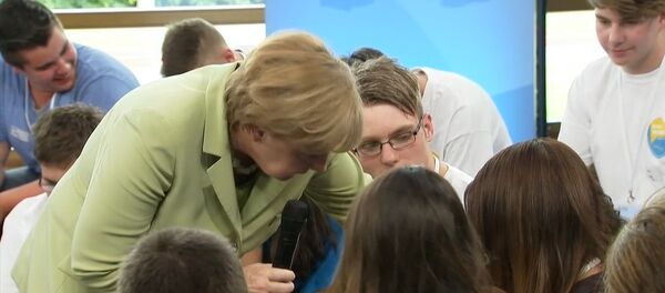 Меркель довела до слез палестинскую девочку высказыванием о беженцах - Sputnik Молдова