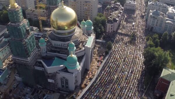 Молящиеся мусульмане заполнили улицы Москвы на празднике Ураза-байрам - Sputnik Молдова