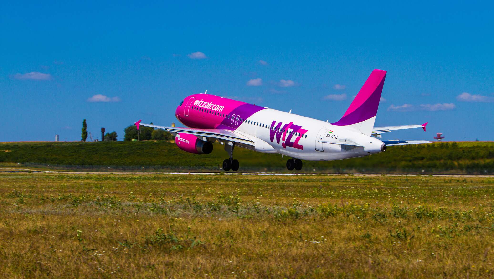 Молдавия самолеты. Самолет Wizz Air Кишинев. Wizz Air авиакомпания в Кишинёве. Самолет Wizz Air в аэропорту Кишинева. Взлет Wizzair.