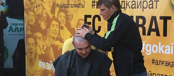 Андрей Аршавин обрил блогера Петра Воликова - Sputnik Молдова