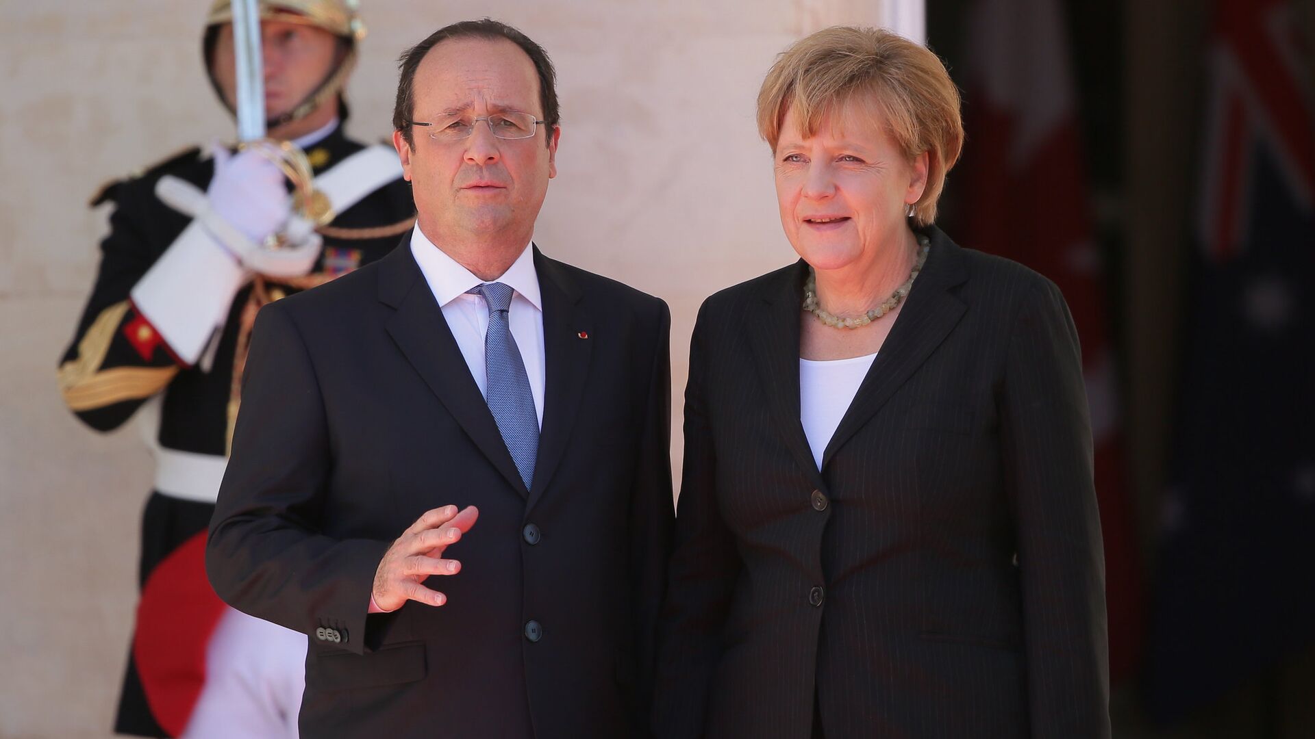 Канцлер ФРГ Ангела Меркель и президент Франции Франсуа Олланд - Sputnik Moldova-România, 1920, 05.01.2023