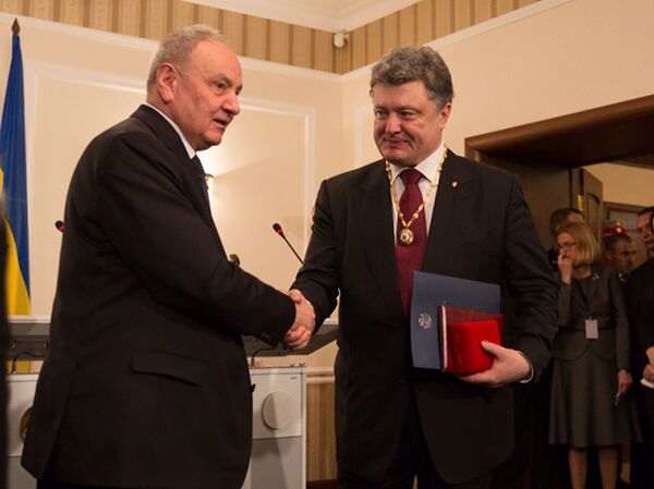 ”Орден республики” Тимофти вручал президенту Украины Петру Порошенко ”Орден республики” Тимофти вручал президенту Украины Петру Порошенко - Sputnik Молдова