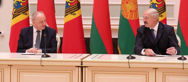 ”Орден республики” Тимофти вручал президенту Беларусии Александру Лукашенко ”Орден республики” Тимофти вручал президенту Беларусии Александру Лукашенко - Sputnik Moldova