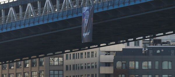 В Нью-Йорке появился огромный портрет Путина с подписью миротворец - Sputnik Молдова