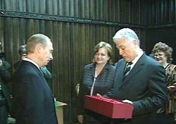 Владимир Воронин вручил Путину хрустального крокодила со словами: Крокодил не сдает назад. Владимир Воронин вручил Путину хрустального крокодила со словами: Крокодил не сдает назад. - Sputnik Молдова