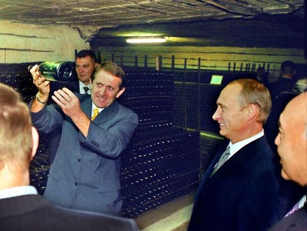 Владимиру Путину презентовали в Молдове на 50-летие 5-литровую бутылку шампанского. Владимиру Путину презентовали в Молдове на 50-летие 5-литровую бутылку шампанского. - Sputnik Молдова