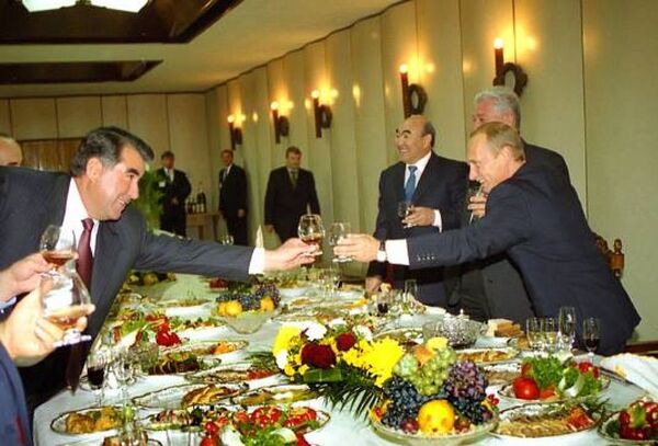 В Молдове праздничный обед в честь 50-летия Путина прошел в Криковских подвалах. В Молдове праздничный обед в честь 50-летия Путина прошел в Криковских подвалах. - Sputnik Молдова