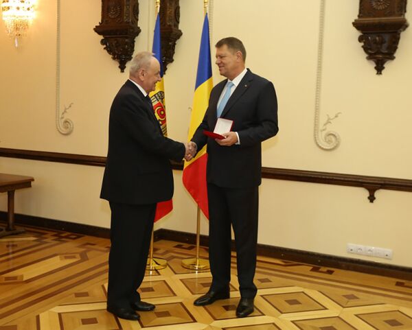 Nicolae Timofti îl decorează pe Klaus Iohannis cu ”Ordinul Republicii” Nicolae Timofti îl decorează pe Klaus Iohannis cu ”Ordinul Republicii” - Sputnik Moldova