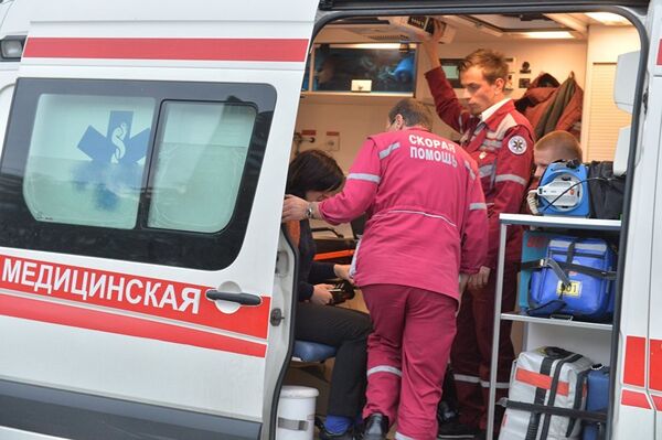 Пострадавших и очевидцев осматривают работники скорой помощи. - Sputnik Молдова