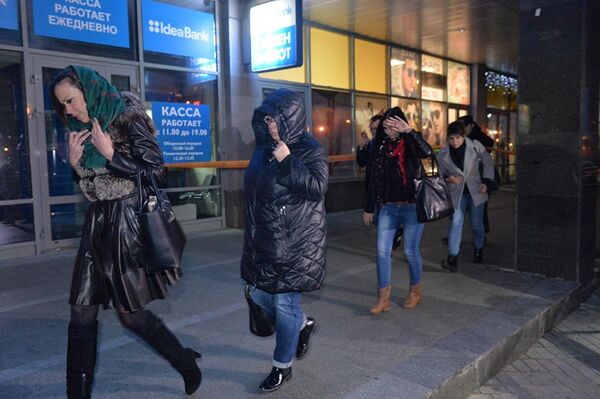 Люди выходят из торгового центра. - Sputnik Молдова