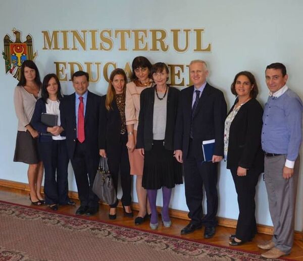 Министр просвещения Молдова Корина Фусу (в центре) Министр просвещения Молдова Корина Фусу (в центре) - Sputnik Молдова