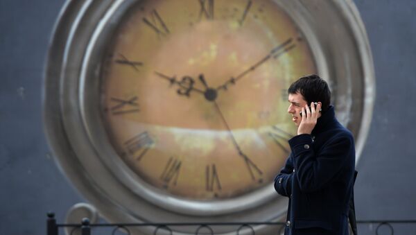 Мужчина разговаривает по телефону на улице - Sputnik Молдова