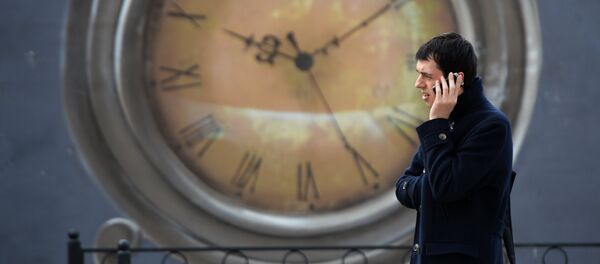 Мужчина разговаривает по телефону на улице - Sputnik Moldova