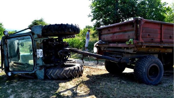 Рабочий погиб в Кихоренах под колесами трактора - Sputnik Молдова