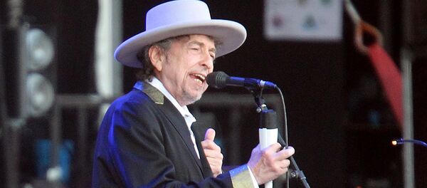 По данным опроса журнала Rolling Stone, Боб Дилан является второй после The Beatles по значимости фигурой в истории рок-н-ролла. А многие его композиции, такие как, например, Blowin' in the Wind и The Times They Are a-Changin' превратились в гимны движения за гражданские права и антивоенного движения в США. - Sputnik Молдова