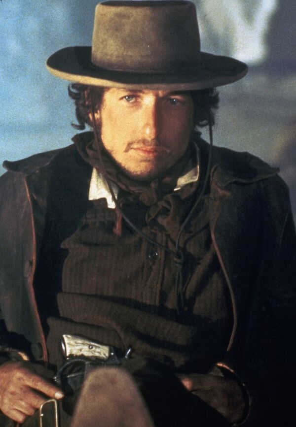 Боб Дилан снялся в нескольких десятках фильмов. Одной из его самых ярких работ в кино было участие в вестерне режиссера Сэма Пекинпа Пэт Гэрретт и Билли Кид (1973). Боб Дилан не только выступил в этой картине в качестве актера, но и написал к ней музыку. Кстати, знаменитая Knockin’on Heaven’s Door, ставшая визитной карточкой Боба Дилана, впервые прозвучала в этом фильме. - Sputnik Молдова