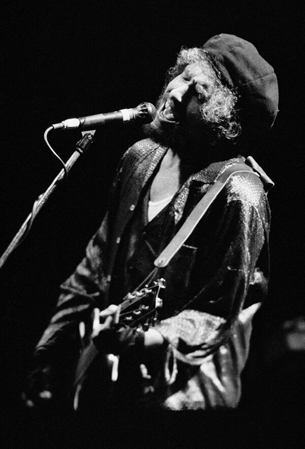 Основные направления Боба Дилана в музыке – блюз, фолк, кантри и рок. Он является основателем кантри-рока. В 1967 году была выпущена его пластинка John Wesley Harding, в которой музыкант синтезировал кантри и рок-музыку. - Sputnik Молдова