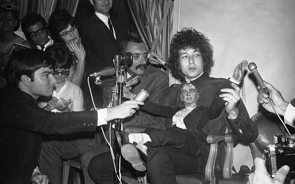 Боб Дилан является обладателем таких престижных наград, как Грэмми, Пулитцеровская премия, Оскар, Золотой глобус, Награда Центра Кеннеди. - Sputnik Молдова
