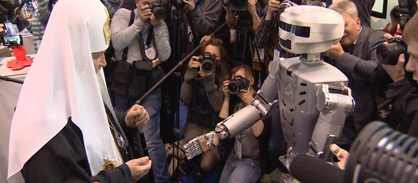 Робот Федор протянул руку Патриарху Кириллу на выставке православного форума - Sputnik Молдова