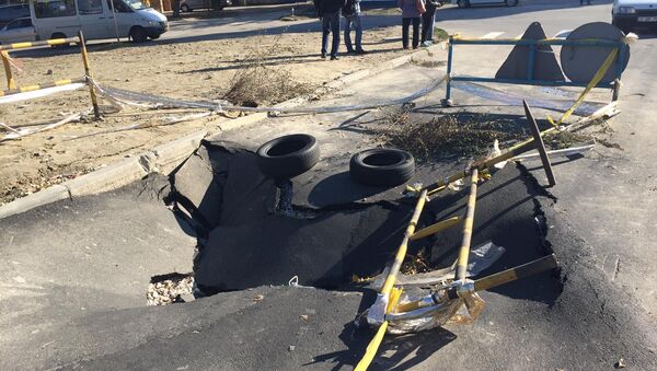 Prăbușire de asfalt în sectorul Ciocana - Sputnik Moldova