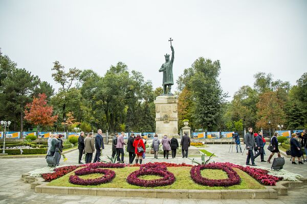 Утром в пятницу состоялось возложение цветов в памятнику Штефану Великому. - Sputnik Молдова