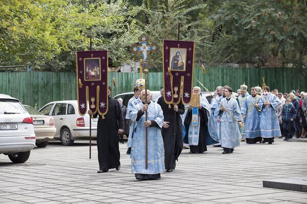 Перед торжественной литургией, которую служили в кафедральном соборе, состоялся крестный ход. - Sputnik Молдова