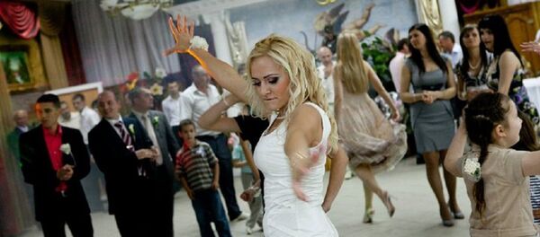 Anișoara Loghin dansează la o nuntă Anișoara Loghin dansează la o nuntă - Sputnik Moldova