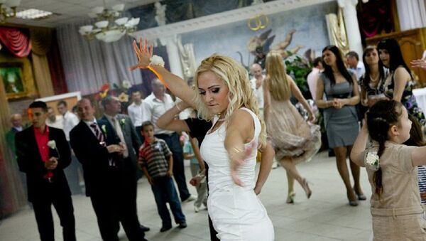 Anișoara Loghin dansează la o nuntă - Sputnik Moldova-România