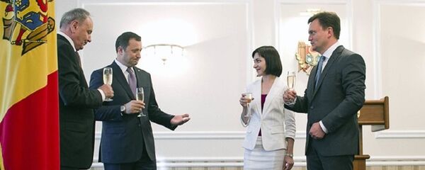 Maia Sandu și Dorin Recean la ceremonia de învestire în funcții de miniștri în prezența premierului Vlad Filat și președintelui Nicolae Timofti - Sputnik Moldova